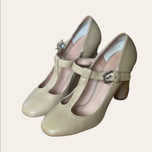 Dolce & Gabbana nude closed toed Mary Jane heel with buckle classy size 9